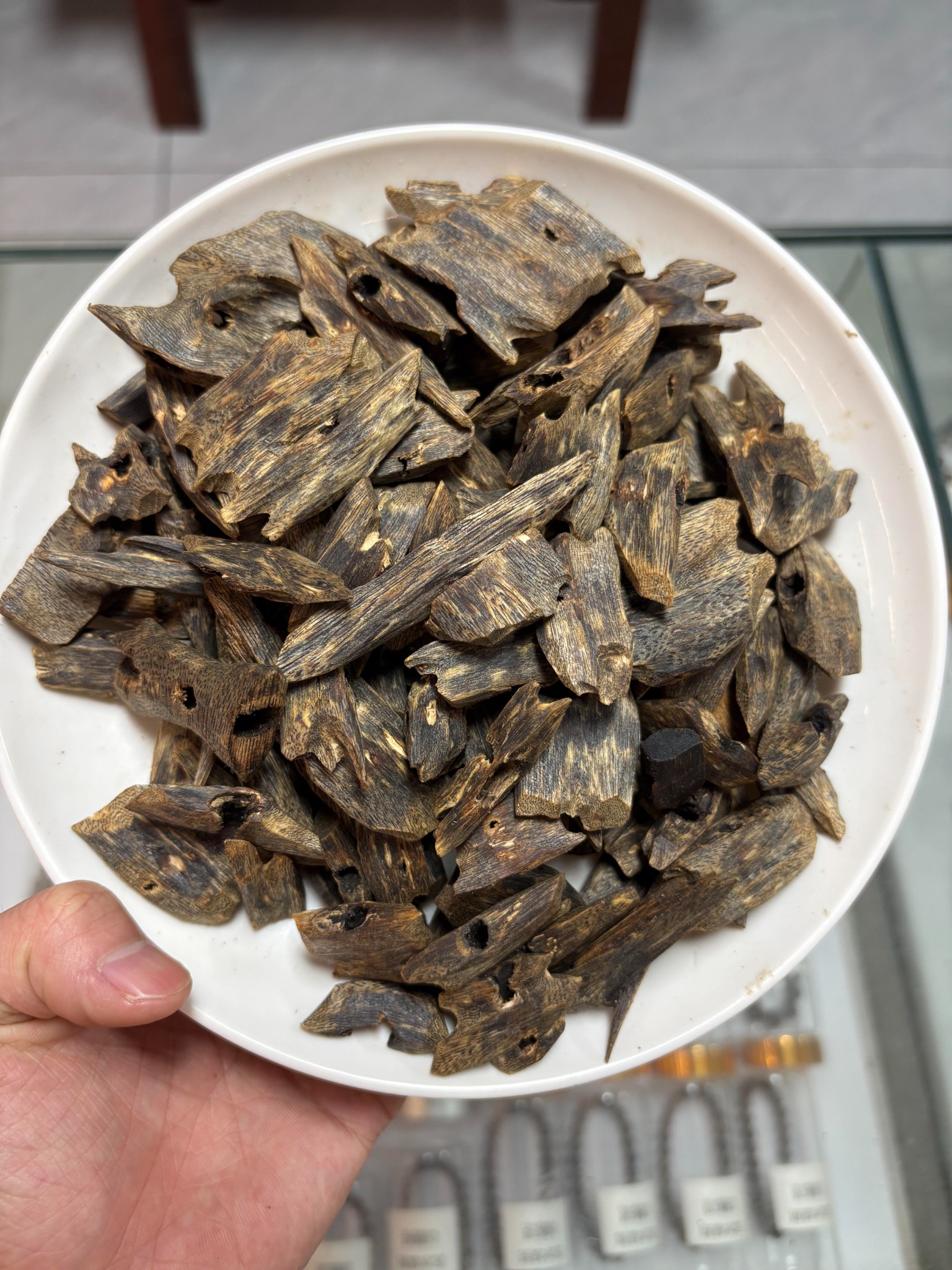 قطع عود صيني حقيقية غنية بالعروق